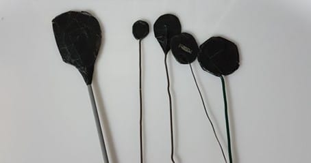 Caches faits de fil de fer et de papier servant à masquer, sur le papier photosensible, les zones que le tireur souhaite masquer avec précision pour les adoucir ou les durcir par passages successifs. Certains travaux ne laissent paraître ainsi que des nuances de gris, sans blanc ou noir. La maîtrise de cette technique requiert des années de travail. Photo © Pierre d’Ornano